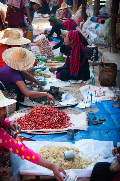 Nők cucc a burmai piaci értékesítés — Stock Fotó