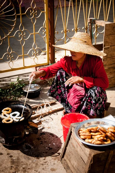 Ázsiai nő kalapban, hogy az élelmiszer-az utcán — Stock Fotó