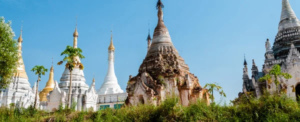 Белая пагода под голубым небом — стоковое фото