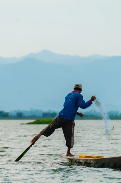 Рыбак на озере Инле работает на одной ноге — стоковое фото
