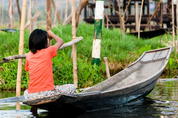 Asian girl rowing on boat at Inle Lake — Stock Photo, Image