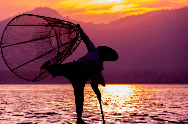 Силуэт рыбака на закате Inle Lake — стоковое фото