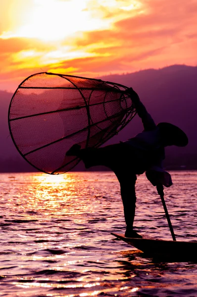 Silhouet van visser op zonsondergang Inlemeer — Stockfoto