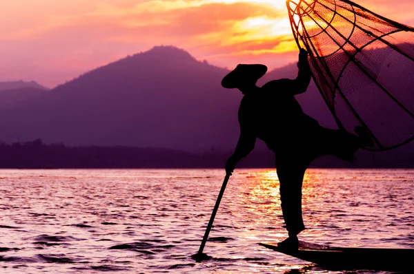 Silhouet van visser op zonsondergang Inlemeer — Stockfoto