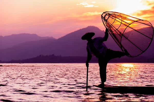 Силуэт рыбака на закате Inle Lake — стоковое фото