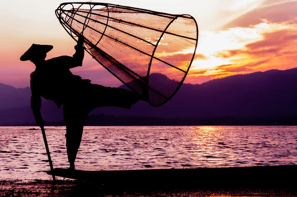Силуэт рыбака на закате Inle Lake — стоковое фото