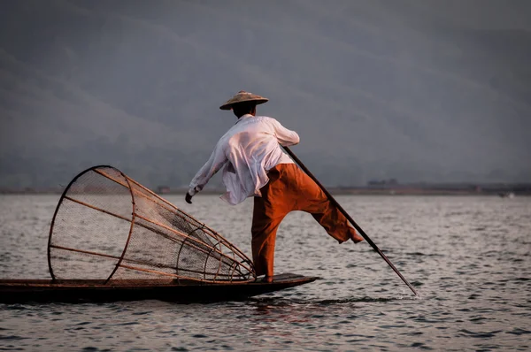 Inle Lake visser roeien met voet — Stockfoto