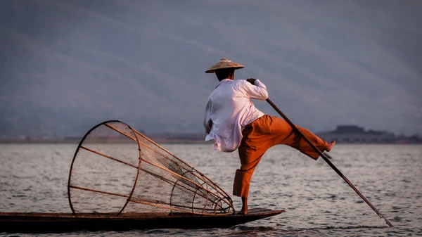 Inle Lake visser roeien met voet — Stockfoto