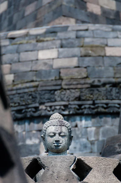 Cabeza de Buda de Piedra en estupa en Borobudu — Foto de Stock