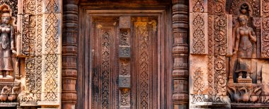 Banteay Srei güzel kör taş kapıda
