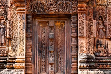 Banteay Srei güzel kör taş kapıda