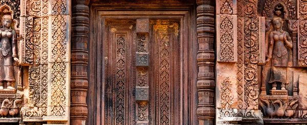 Hermosa puerta de piedra ciega en Banteay Srei —  Fotos de Stock