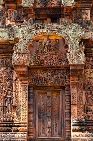 Beautiful blind stone door at Banteay Srei — Stock Photo, Image