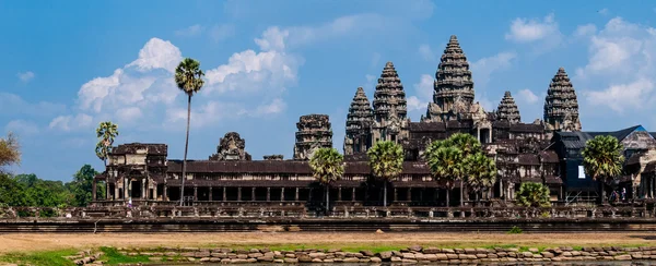 Devant Angkor Wat sous les nuages — Photo