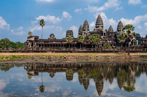 Angkor Wat açık su yansıması ile
