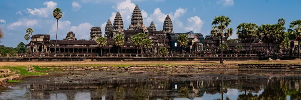 Z przodu, Angkor Wat odbicie w wodzie — Zdjęcie stockowe