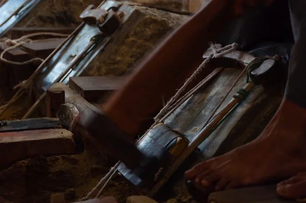 Primer plano del joven artesano perforando oro con un martillo — Foto de Stock