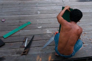 Adam ya da ahşap üzerine çalışma marangoz