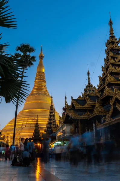 Pagode du Shwedagon doré la nuit à Yangon Myanmar — Photo