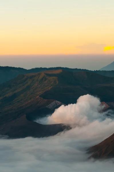 Volcán Bromo con niebla de humo y niebla en la madrugada al amanecer —  Fotos de Stock