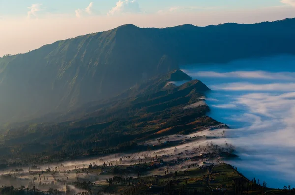 Csúszott át a hegyeken, bróm vulkán Haze — Stock Fotó