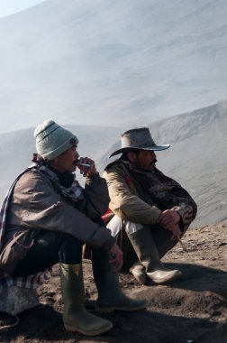 Dinlenme ve bir sigara dağ önünde iki adam