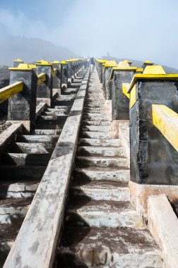 Dağlar ve gökyüzü merdiven