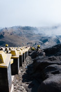 Merdivenlerden aşağı Hill ve sis veya sis Bromo volkanın içine