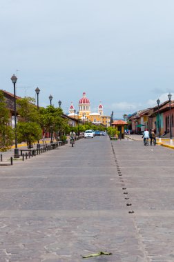 Granada Nikaragua Katedrali giden sokak