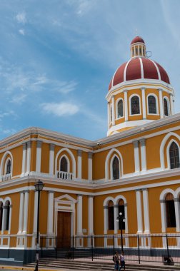 Granada şehrinde mavi gökyüzü altında sarı Katedrali