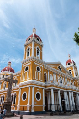 Sarı Katedrali ve çapraz Granada şehrinde mavi gökyüzü altında