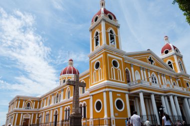 Sarı Katedrali ve çapraz Granada şehrinde mavi gökyüzü altında
