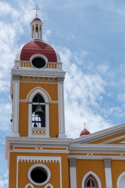 Granada şehrinde mavi gökyüzü altında sarı Katedrali üst