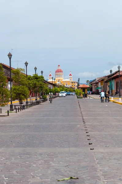Rua que leva à catedral de Granada na Nicarágua — Fotografia de Stock