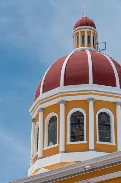 Topo da catedral amarela sob o céu azul em Granada — Fotografia de Stock