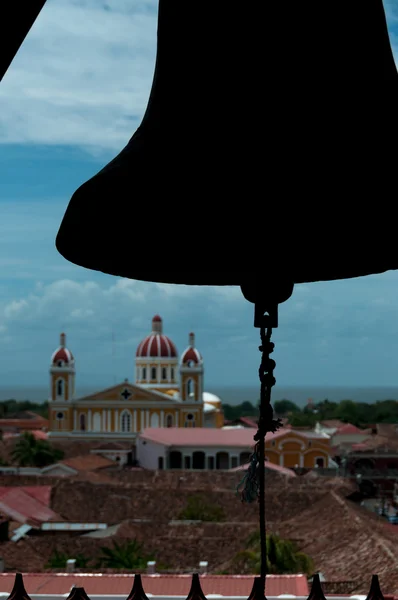 Σιλουέτα ενός κουδουνιού πάνω από τις στέγες chuch και σπίτι στην πόλη της Γρανάδα — Φωτογραφία Αρχείου