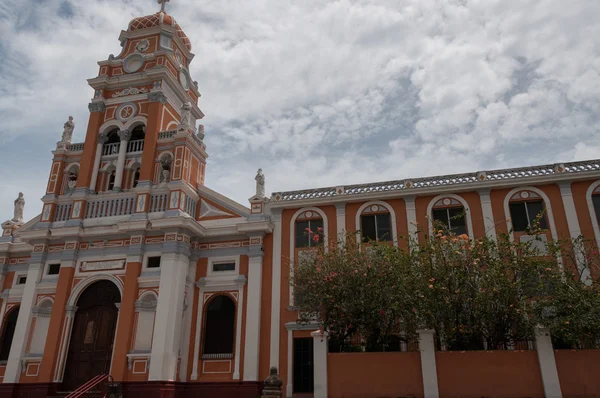 Frente de rosa latino catedral igreja de Xalteva sob céu azul em Granada — Fotografia de Stock