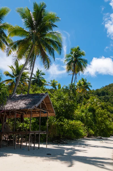 A nipa Hut gólyalábas: egy gyönyörű, fehér homokos strand az óceán — Stock Fotó