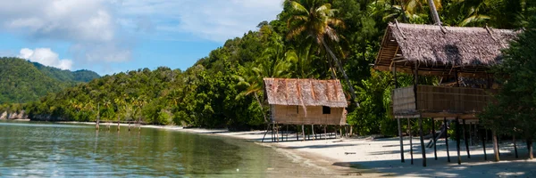 Nipa bambu kulübe palmiye ağaçları ile beyaz kum plaj — Stok fotoğraf