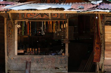 Ahşap köy Tana Toraja satan Hatıra Eşyası küçük mağaza yapılmış