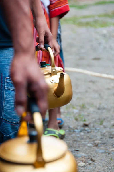 Fila de pessoas com pote dourado na mão — Fotografia de Stock