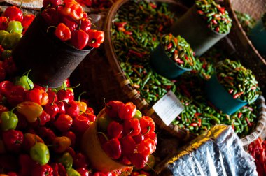 Yerel bir pazarda Endonezya'da küçük taze kırmızı yeşil ve turuncu habanero biber