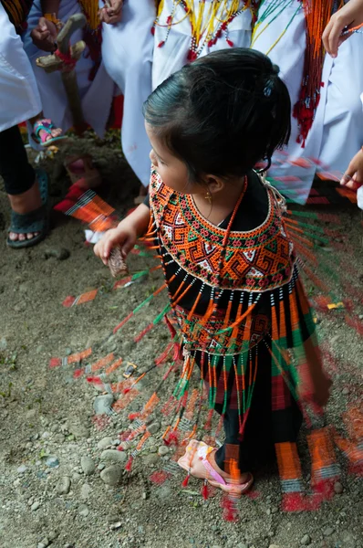 Liten flicka dans traditionell dans — Stockfoto