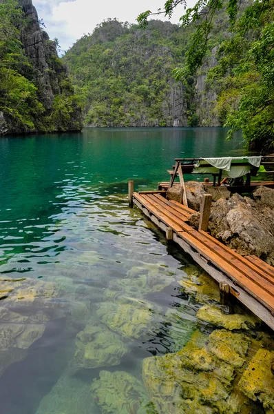 Lago de laguna muy limpio y claro Agua junto a un camino de madera —  Fotos de Stock