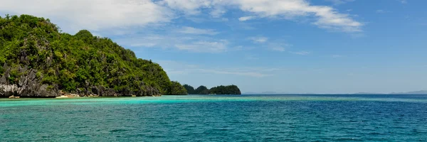 Landschaft aus tiefblauem Meer und grüner Insel — Stockfoto