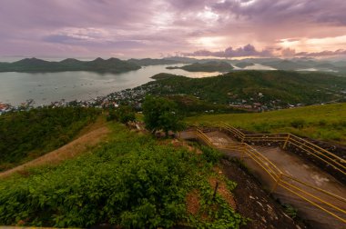 Aşağı dağ gökyüzü önünde gelen mor bulutlar manzarası ile uzun merdiven