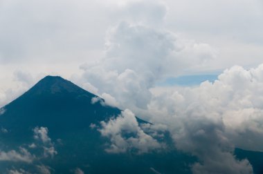 Yanardağ sis ve yeşil alanın üzerinde kalın bulutlar çevrili büyük Zirvesi