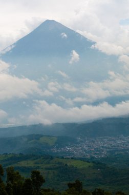 Yanardağ sis ve bulutlar çevrili yeşil alanın üzerinde büyük Zirvesi