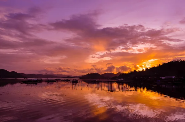 Pretty Pink laranja céu nebulosidade sobre uma ilha com reflexo no pôr do sol na ilha de Coron — Fotografia de Stock