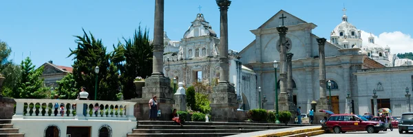 A Igreja Grande e Ampla Sob um céu azul sem nuvens — Fotografia de Stock